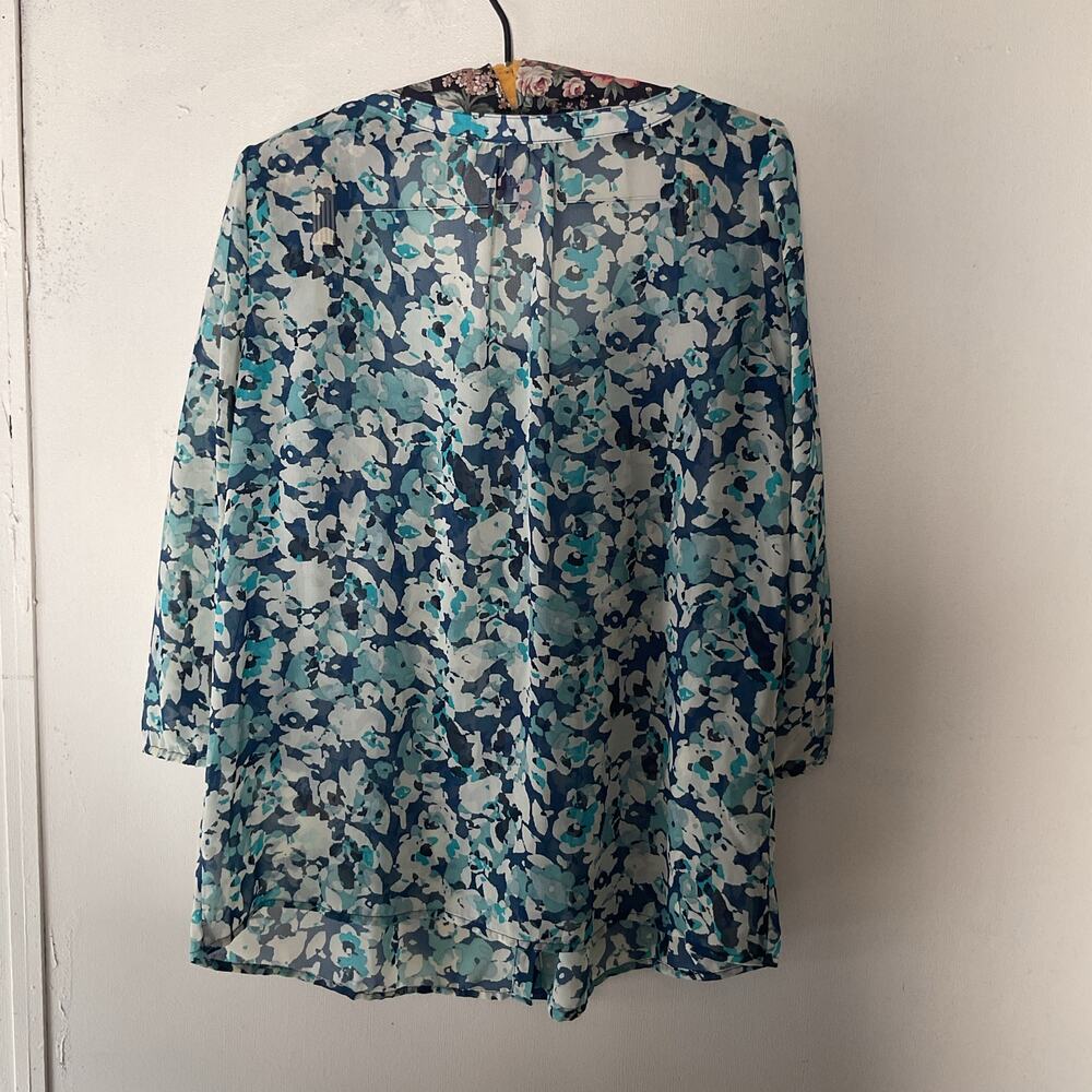 ELLE Blue Floral Chiffon Blouse Women Size M Sheer Button Front 3/4 Sleeve - Picture 4 of 5